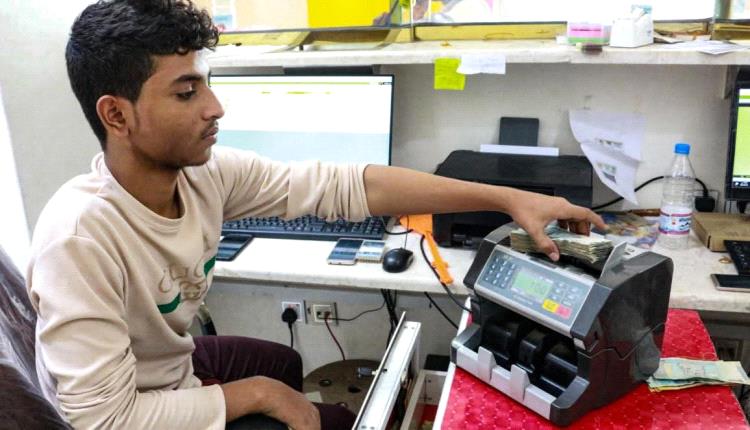 قيود جديدة في مناطق الحوثيين تمنع صرف حوالات الدولار وتُحمّل المواطنين فوارق إضافية