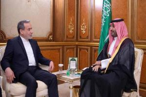 ولي العهد السعودي يلتقي وزير خارجية إيران ويؤكد: ندعم الحوار بالوسائل الدبلوماسية لتسوية الخلافات