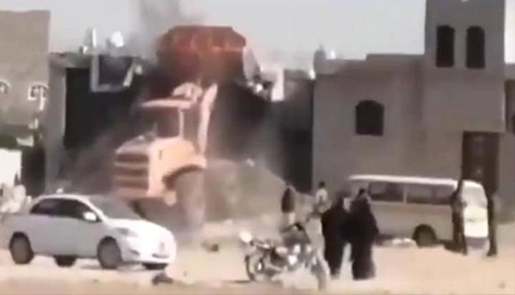 ميليشيا الحوثي تهدم منزل مواطن في صنعاء بالقوة وتُجبر أسرته على المغادرة