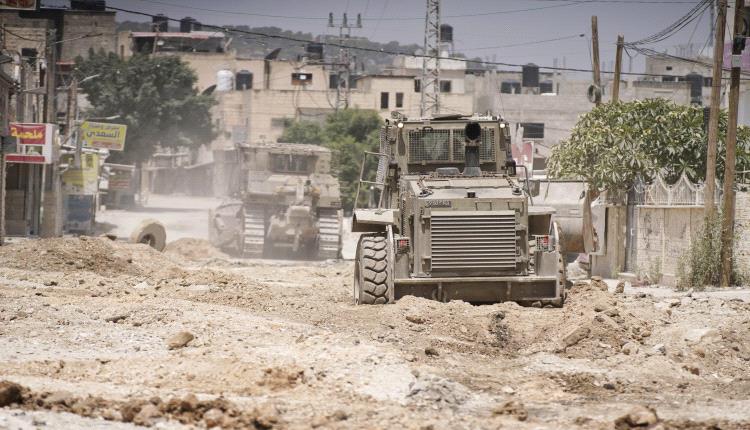 الاحتلال يدفع بجرافات عسكرية إلى مخيم جنين لهدم 95 منزلا