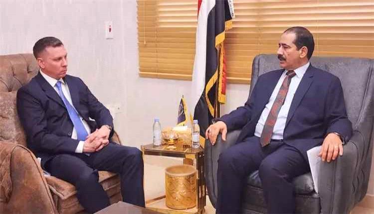 وزير الداخلية يبحث مع الملحق الأمني بالسفارة الأمريكية تعزيز التعاون الأمني ومكافحة الإرهاب