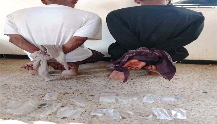 شبوة.. شرطة عزان تضبط شخصين بحوزتهما مواد مخدرة وأسلحة في عملية أمنية نوعية