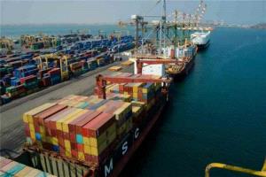 اضطرابات الشحن الإقليمية تخفض واردات اليمن وترفع أسعار الوقود والسلع الغذائية