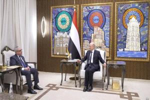 الرئيس العليمي يؤكد عمق العلاقات اليمنية المصرية ويشيد بدور القاهرة في تعزيز الاستقرار الإقليمي