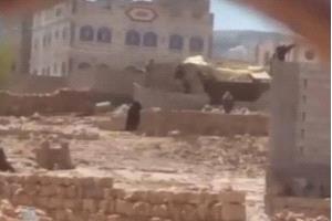 الحوثيون يهدمون منزل مواطن في عمران بعد إخلاء أسرته قسرًا وسط است..