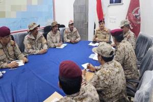 وزير الدفاع يترأس اجتماعا عسكريا للوقوف على تطورات الأوضاع الميدانية