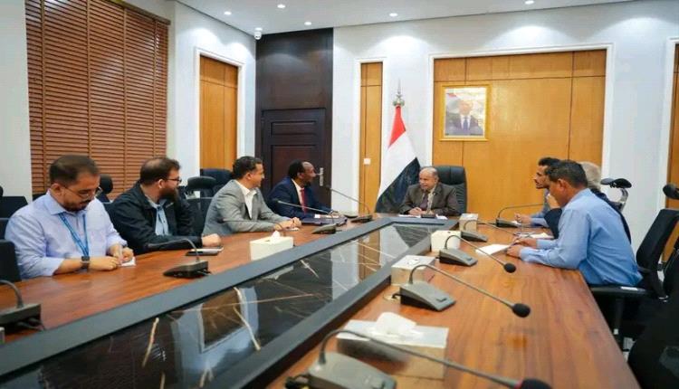 عضو مجلس القيادة محافظ حضرموت يبحث آليات توسيع التدخلات الإنسانية والشراكة مع برنامج الغذاء العالمي
