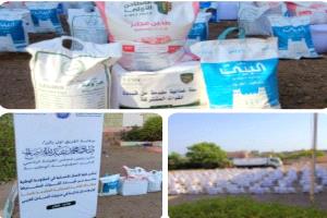 بدعم سعودي.. تدشين توزيع السلال الغذائية للأيتام والأسر الأشد احتياجًا في مديرية موزع بمحافظة تعز