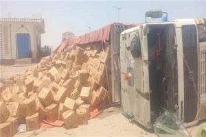 أبين.. انقلاب شاحنة محملة بزيوت السيارات في أحور دون تسجيل إصابات
