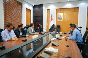 عضو مجلس القيادة محافظ حضرموت يبحث آليات توسيع التدخلات الإنسانية والشراكة مع برنامج الغذاء العالمي