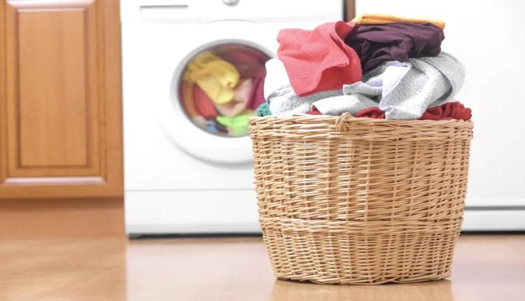 باحثون صينيون يطوّرون نسيجًا مبتكرًا ينظف نفسه بالماء دون منظفات كيميائية