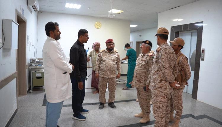 وفد من الفرقة الأولى طوارئ يتفقد جرحى حادث العبر ويسلمهم ممتلكاته..