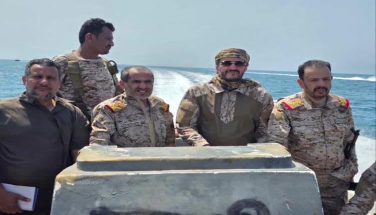 عضو مجلس القيادة الرئاسي اليمني يتفقد جبهات القتال في حجة والجزر البحرية قبالة ميدي