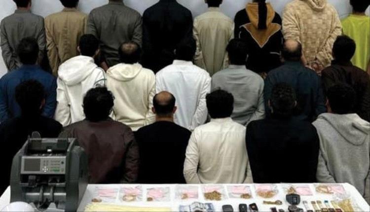 شرطة الرياض تقبض على 21 متهماً بانتحال صفة أمنية وسرقة المارة والمنازل