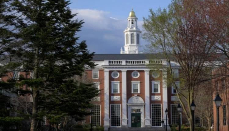 إدارة ترمب تعتزم سحب مليار دولار إضافي من تمويل جامعة هارفارد