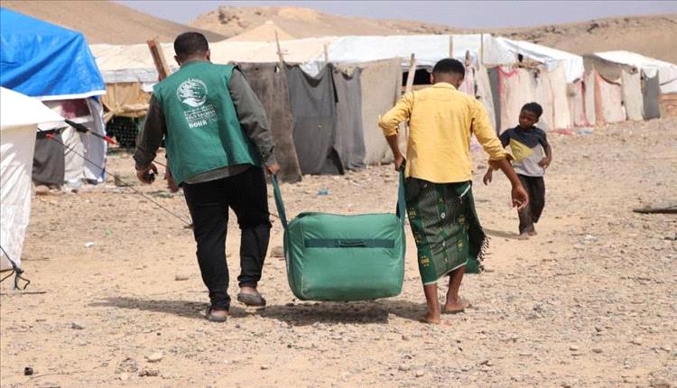 مركز الملك سلمان للإغاثة يساهم في تخفيف معاناة النازحين بتوزيع المساعدات الإيوائية في الشحر بحضرموت