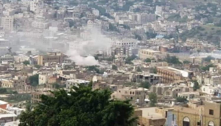 مليشيا الحوثي تواصل انتهاكاتها وتستهدف أحياء سكنية في تعز