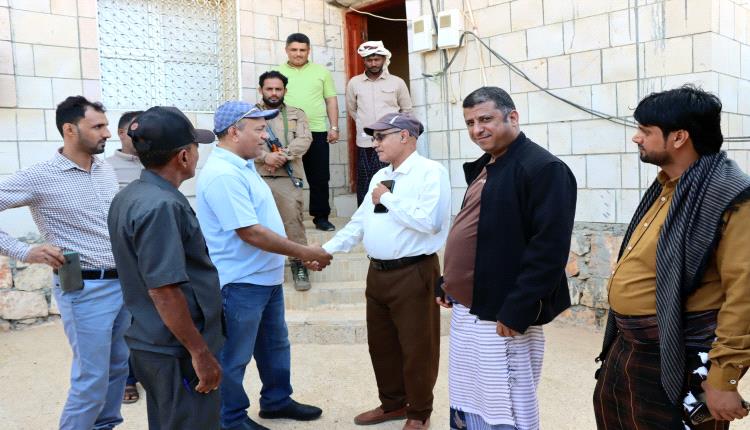 نائب وزير الصناعة والتجارة يطّلع على أوضاع ميناء سقطرى ويبحث تعزيز التعاون المؤسسي والقضائي والاقتصادي بالمحافظة