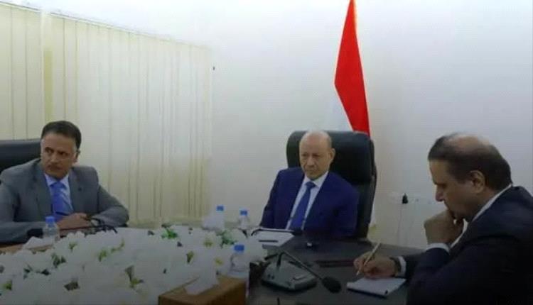 العليمي يلوّح بالاستقالة إذا استمر تعطيل مجلس القيادة ويرفض رفع سعر الدولار الجمركي