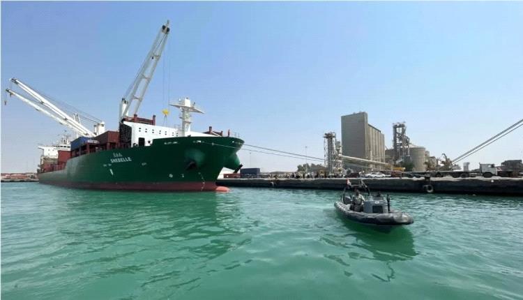 حكومة اليمن تحذر من كارثة بيئية وشيكة في البحر الأحمر بعد غرق ناقلة محملة بنترات الأمونيوم