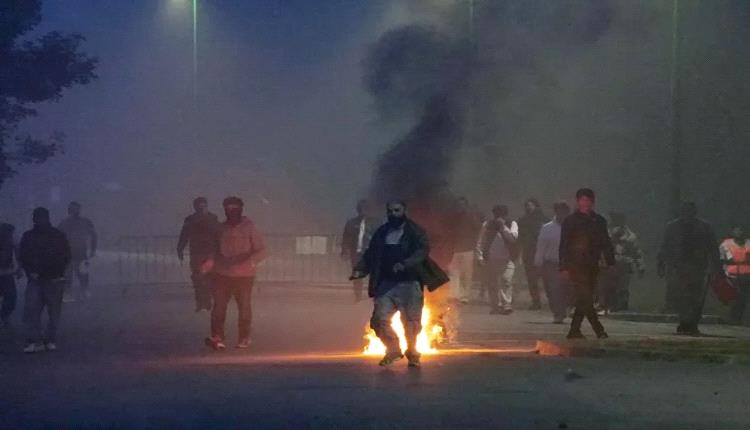 الشرطة الفرنسية تشتبك مع مهاجرين في بلدة ساحلية