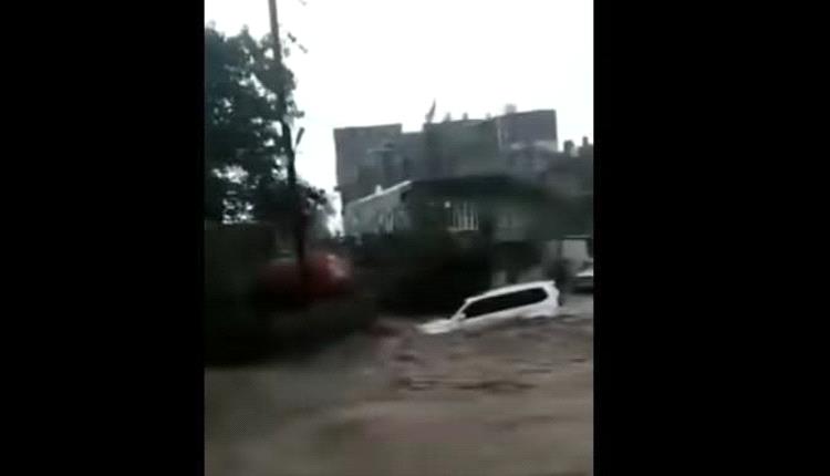 لحظات مأساوية في إب.. سيول جارفة تودي بحياة عائلة كاملة