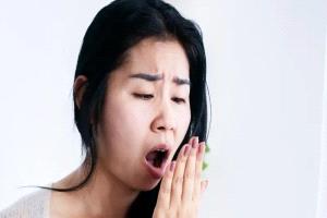 لماذا تنبعث رائحة كريهة من الفم؟ وكيف يمكن معالجتها؟