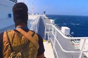 الحوثيون يحتجزون 6 من طاقم سفينة يونانية أغرقوها في البحر الأحمر وسط تحركات لإنقاذ الباقين