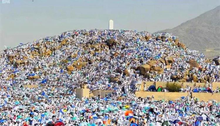 حجاج البيت الحرام يتوافدون إلى صعيد عرفات
