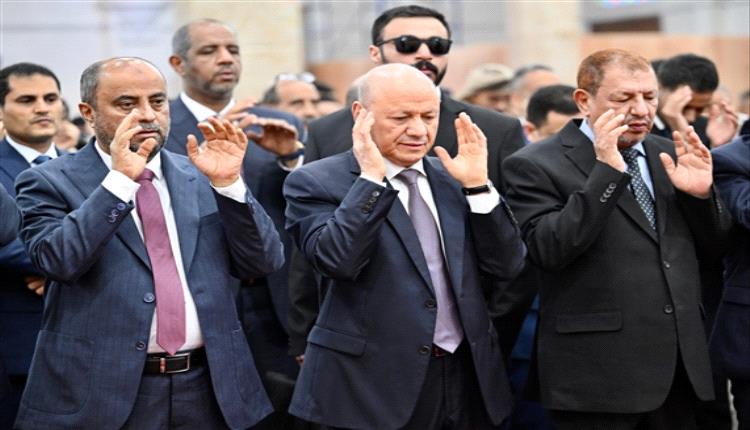 رئيس مجلس القيادة يؤدي في عدن مع جموع المصلين صلاة عيد الأضحى المبارك