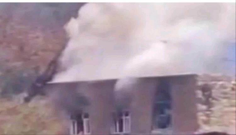 إب.. مسلحون يحرقون منزل مواطن بعد نهبه وسط انفلات أمني متصاعد