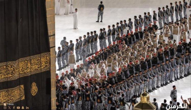 السعودية تكسو الكعبة المشرفة بثوبها السنوي المطرز بالذهب والفضة والحرير