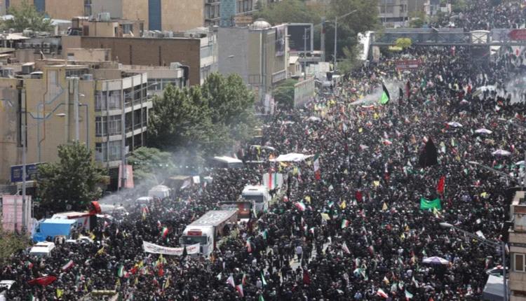 خامنئي يتعهد بعدم "استسلام إيران" لأمريكا تزامنًا مع جنازات رسمية بالبلاد