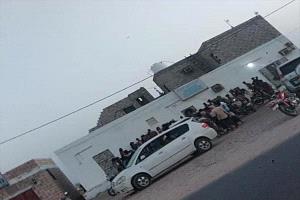 مختل عقلياً يقتل شخصاً ويصيب آخر بوابل من الرصاص في رضوم بشبوة