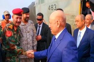 العليمي وبن بريك في عدن على واحتجاجات نسائية منددة بتدهور الأوضاع
