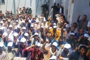 الحوثيون يجبرون سجناء على المشاركة في عروض عسكرية مقابل الإفراج عنهم