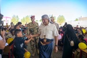 طارق صالح يزور أبناء الشهداء والجرحى ويشاركهم فرحة العيد