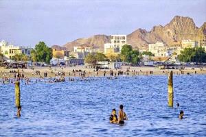 "تحذير هام: خفر السواحل بخليج عدن تطلق حملة توعية لمواجهة مخاطر السباحة خلال موسم الرياح