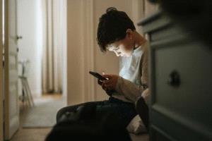 أطفال في الظل: تقرير يكشف تأثير وسائل التواصل الاجتماعي على حالات الانتحار