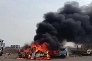 "حريق هائل يلتهم مركبتين تعملان بالغاز في عدن دون تسجيل أي إصابات"