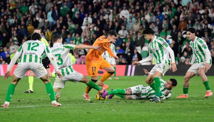 إيسكو يقود ريال بيتيس لإسقاط ريال مدريد في الدوري الإسباني