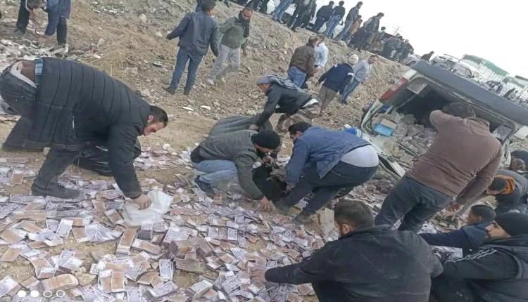 في حادثة نادرة... سوريون يجمعون ملايين الليرات تطايرت بعد حادث سير