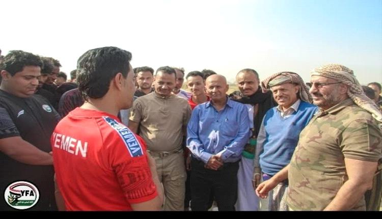 العميد طارق صالح يستقبل بعثة المنتخب الوطني الأول لكرة القدم