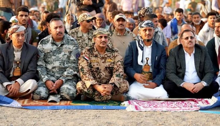 طارق صالح يؤدي صلاة عيد الفطر مع المواطنين في المخاء ويؤكد على التكاتف لبناء المستقبل