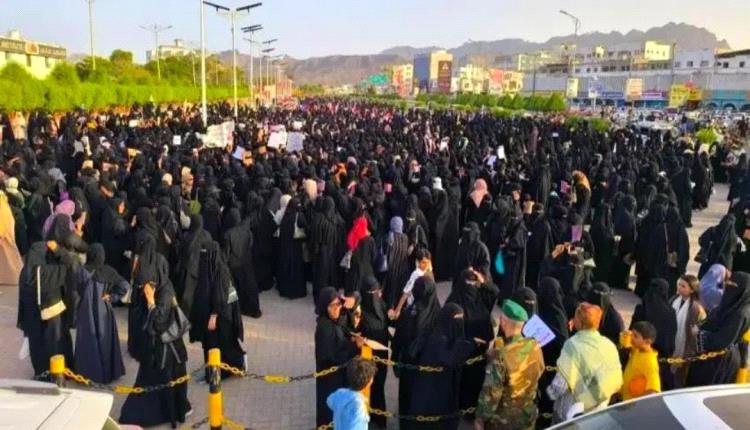 تظاهر نسائية في عدن مطالبة بإعادة الخدمات وتنديدا بتدهور الأوضاع.