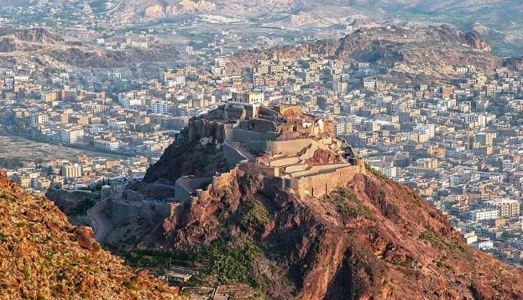 مليشيا الحوثي تدمر منزل مواطن في الشقب بجنوب تعز: تصعيد جديد في الصراع