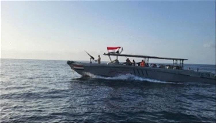 خفر السواحل اليمنية تعتقل مهربين حوثيين في عملية منسقة مع البحرية الأمريكية