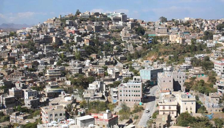 عنصر من مليشيا الحوثي يحرق بائع حلويات في محافظة إب