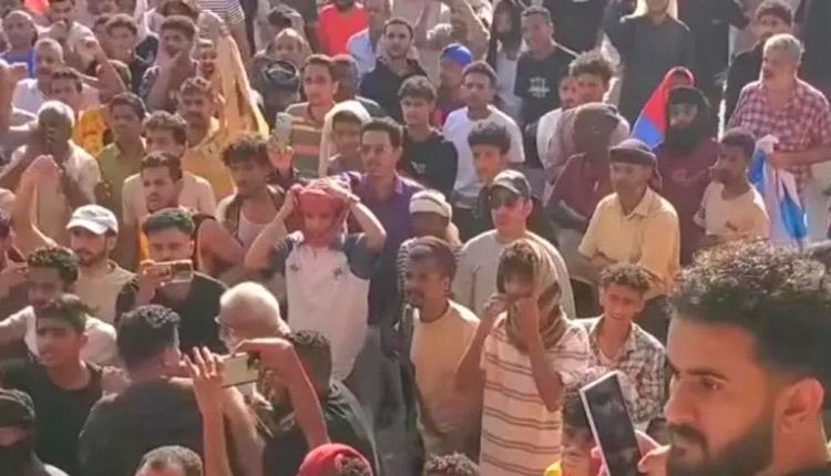 احتجاجات غاضبة في عدن وأبين نتيجة تردي الخدمات وقوة أمنية تطلق الرصاص لتفريق المتظاهرين