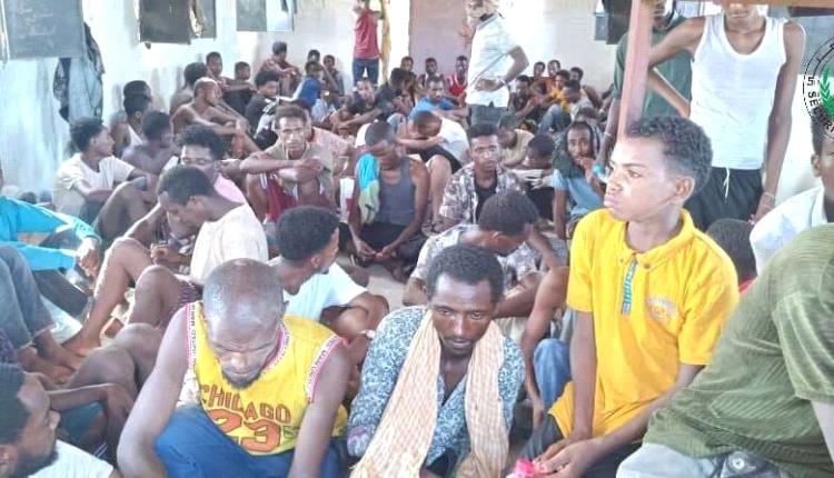 عملية بحرية نوعية بالصبيحة تضبط 119 مهاجراً أفريقياً و4 مهربين